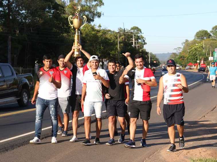 Caminan por promesas futboleras hasta Caacupé